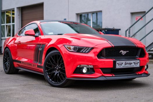 A red Mustang car