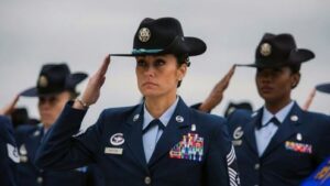 women in military saluting