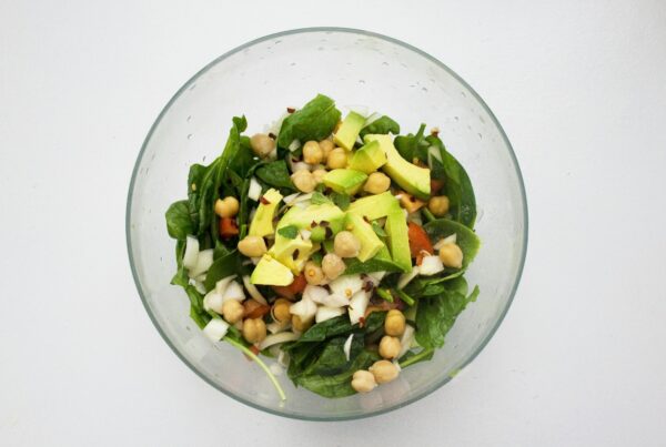 Spinach salad with avocado, onions and nuts